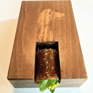 25 Mugaritz Cuello de pato lacado con su jugo, hierbas de la huerta y grano seco.